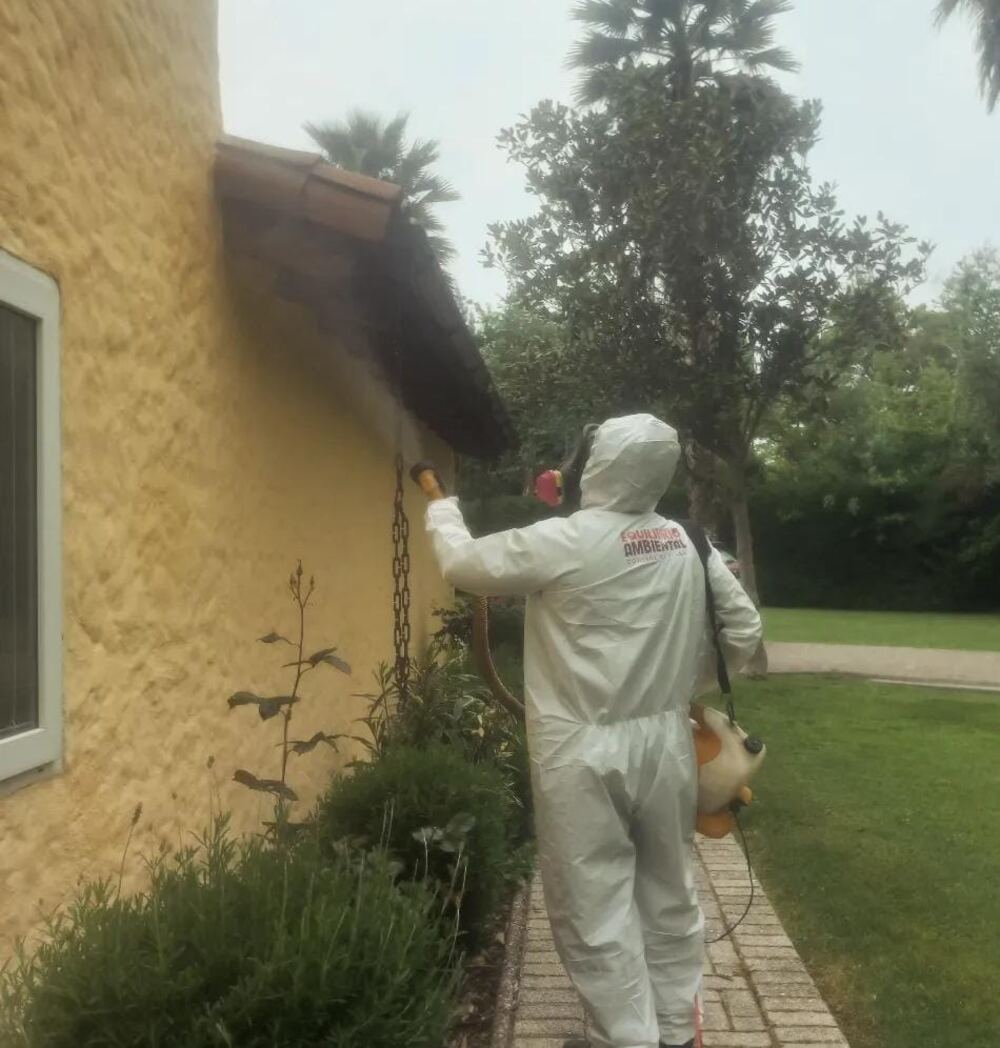 Técnico de Equilibrio Ambiental realizando sanitización en fachada